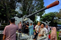 Lantamal VI persilakan warga berfoto di KRI usai Shalat Ied