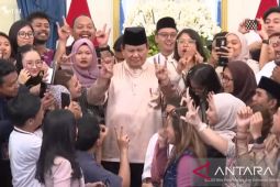 Presiden Prabowo belajar gerakan velocity bersama wartawan saat open house
