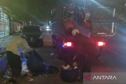 DLH Cianjur menurunkan 24 truk dan ratusan petugas kebersihan