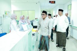 Bupati HSU kunjungi pasien rumah sakit di hari raya