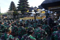 Danrem 163/Wira Satya pimpin ratusan prajurit bersihkan Pura Agung Besakih