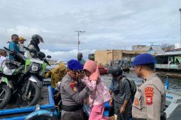 Polairud Malut atur kelancaran arus penumpang di Pelabuhan Bastiong Ternate