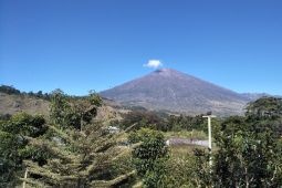 Pendaki Rinjani jaga keindahan alam
