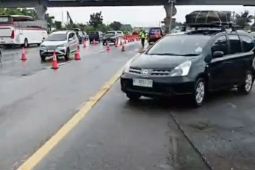 Petugas terapkan contraflow di jalan Tol Jakarta-Cikampek dan Cipali pada hari kedua lebaran