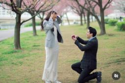 Romantis! Maxime Bouttier Melamar Luna Maya di Bawah Pohon Sakura