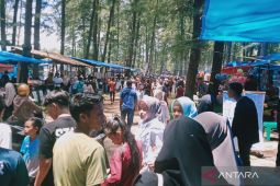 Pengunjung padati pantai di Mukomuko