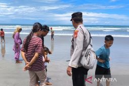Polresta Bengkulu siagakan personel larang wisatawan mandi di pantai