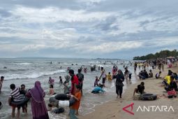 H+2 Lebaran warga padati kawasan Pantai Anyer Serang Banten