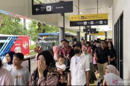 Transportasi umum menjadi pilihan untuk ke Ragunan di libur Lebaran