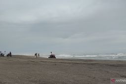 Wisatawan dilarang renang di pantai selatan Cianjur, ini penyebabnya!