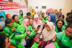 Gubernur Khofifah halalbihalal dengan perempuan pengemudi ojek daring