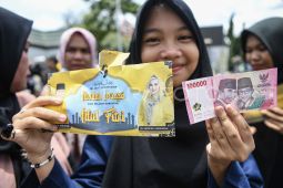 Gubernur Kalimantan Timur santuni warga saat gelar griya