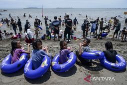 Libur Lebaran di Pantai Tanjung Pasir