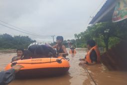 Satbrimob Polda-Sulteng evakuasi warga terdampak banjir di Korompeeli