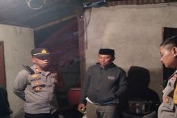 Dua warga Mamuju tewas tersengat listrik saat tampung air hujan