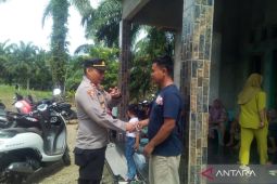 Polisi bantu korban kebakaran rumah di Mukomuko