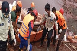 Tim-SAR evakuasi satu korban tertimbun longsor di PT IMIP