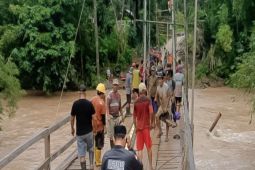 Pemkab Morowali Utara dan warga bangun jembatan darurat pasca-banjir