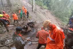 Tanah longsor tutup jalan Sumber Brantas-Pacet Mojokerto pada Kamis