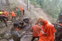 Tanah longsor tutup jalan Sumber Brantas-Pacet, dua kendaraan terjebak