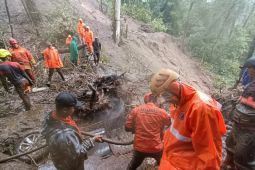 Kantor SAR Surabaya kerahkan tim evakuasi longsor Pacet