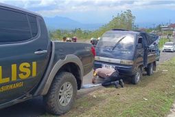 Polisi siagakan mobil Ranger di tanjakan jalur wisata Darajat Garut