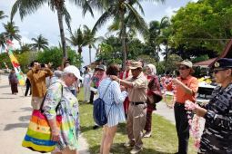 240 turis nikmati pantai Parai Bangka