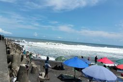 Puluhan ribu wisatawan padati objek wisata Pantai Glagah di Kulon Progo