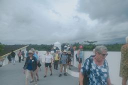 Wisatawan menikmati wisata situs bersejarah di Kabupaten Maluku Tengah