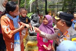 Patroli jalan kaki di KBS, Kapolrestabes Surabaya bagikan cokelat