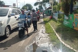 Polisi bantu mobil pemudik alami ban kempes di Lebak