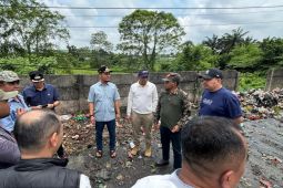 Pemkot Pekanbaru tutup TPS sampah liar yang meluber dan tumpah ke jalan