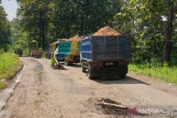 Blora perbaiki jalan penghubung desa