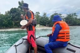 Petugas patroli di pantai wisata Nabire