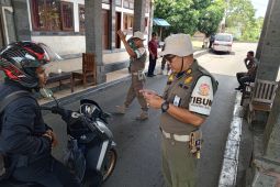 Satpol PP periksa identitas orang masuk Bali selama arus balik