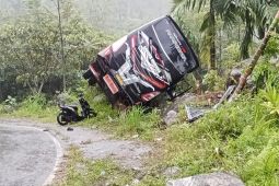Bus tujuan Palembang kecelakaan tunggal di jalur Bukittinggi-Padang