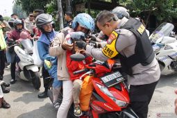 Polisi bagi helm gratis di Jombang