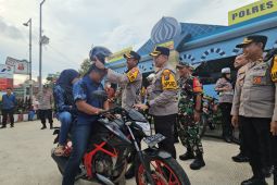 Polres Blitar bagikan helm untuk pemudik