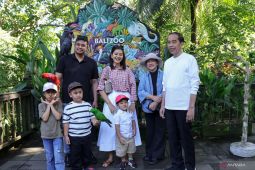 Jokowi beri makan satwa di Bali Zoo