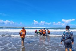 Tim SAR masih melakukan pencarian wisatawan terseret ombak di Parangtritis