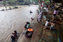 Mengisi libur Lebaran di Sungai Ciliwung Bogor