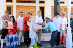 Pemkot Bandung menyerahkan 1 ton benih padi hasil penangkaran ke petani