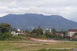 Gunung Marapi kembali erupsi pada Senin malam