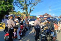 Polisi periksa identitas pemilir di Pelabuhan Gilimanuk