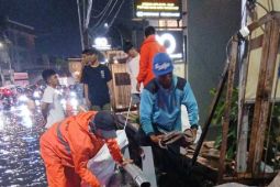 Cegah banjir susulan, DPUPR Tangerang "sweeping" sampah di saluran air