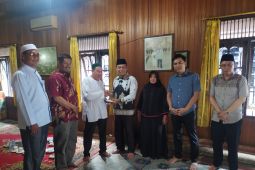 Wabup HSS serahkan bantuan dana dukung haul ke-122 Syekh Muhammad Thohir