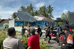 Satgas Madago Raya membantu warga terdampak angin puting beliung di Poso