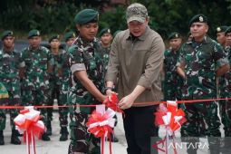 Seskab Letkol Inf Teddy resmikan lapangan tembak 100 meter di lingkungan Yonif 328