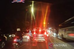Arus balik di jalur pantura hingga jalan arteri Karawang cukup padat Senin sore hingga malam