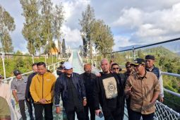 Ahmad Dhani dan Mulai Jameela tantang adrenalin, jajal jembatan kaca Gunung Bromo